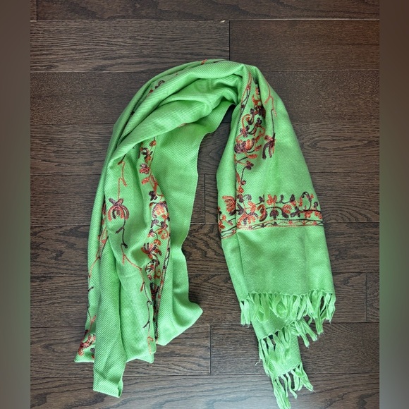 Beautiful shawl - Green Floral Women's Scarf - large shawl with embroidery - Picture 1 of 5